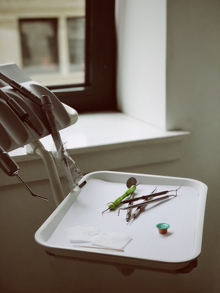 white plastic tray with dental tools